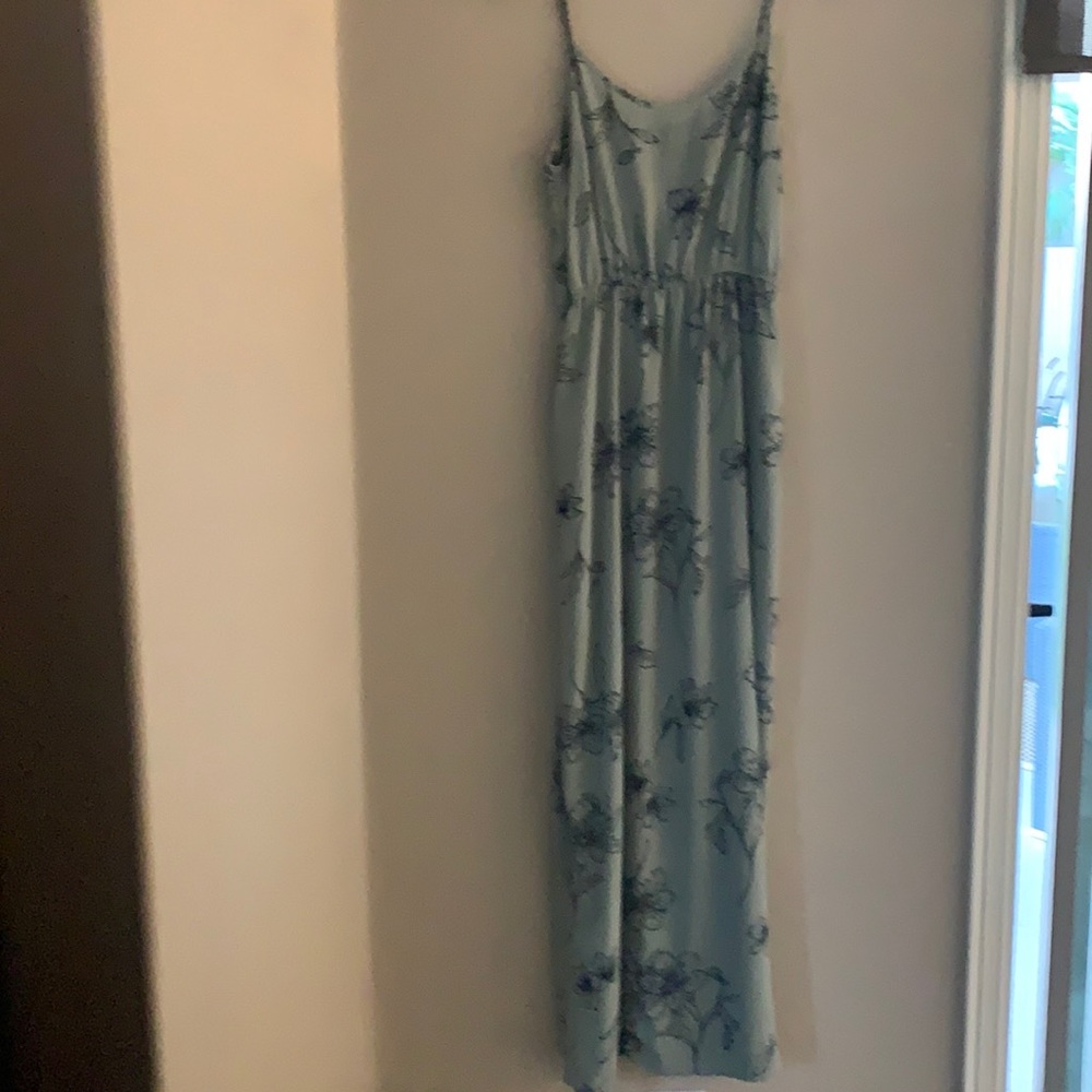Forever 21 Maxi dress with elastic waist and adjustable straps. Skirt is lined